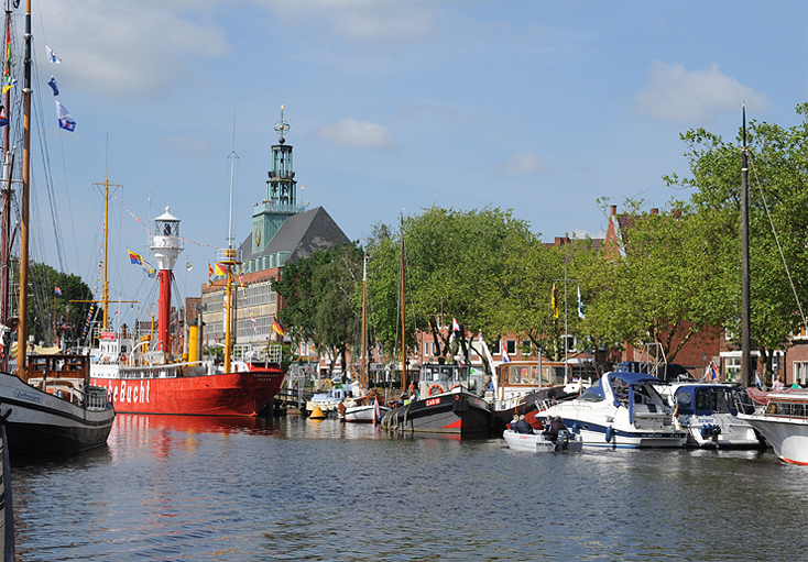 Feuerschiff und Rathaus in Emden