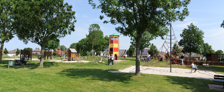 Abenteuerspielplatz, Erwachsenenspielplatz (Volleyballfeld) und Minigolfanlage